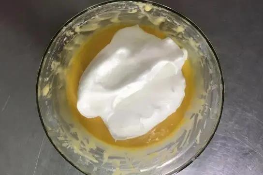 分點蛋白到蛋黃糊攪拌均勻 分點蛋白到蛋黃糊攪拌均勻